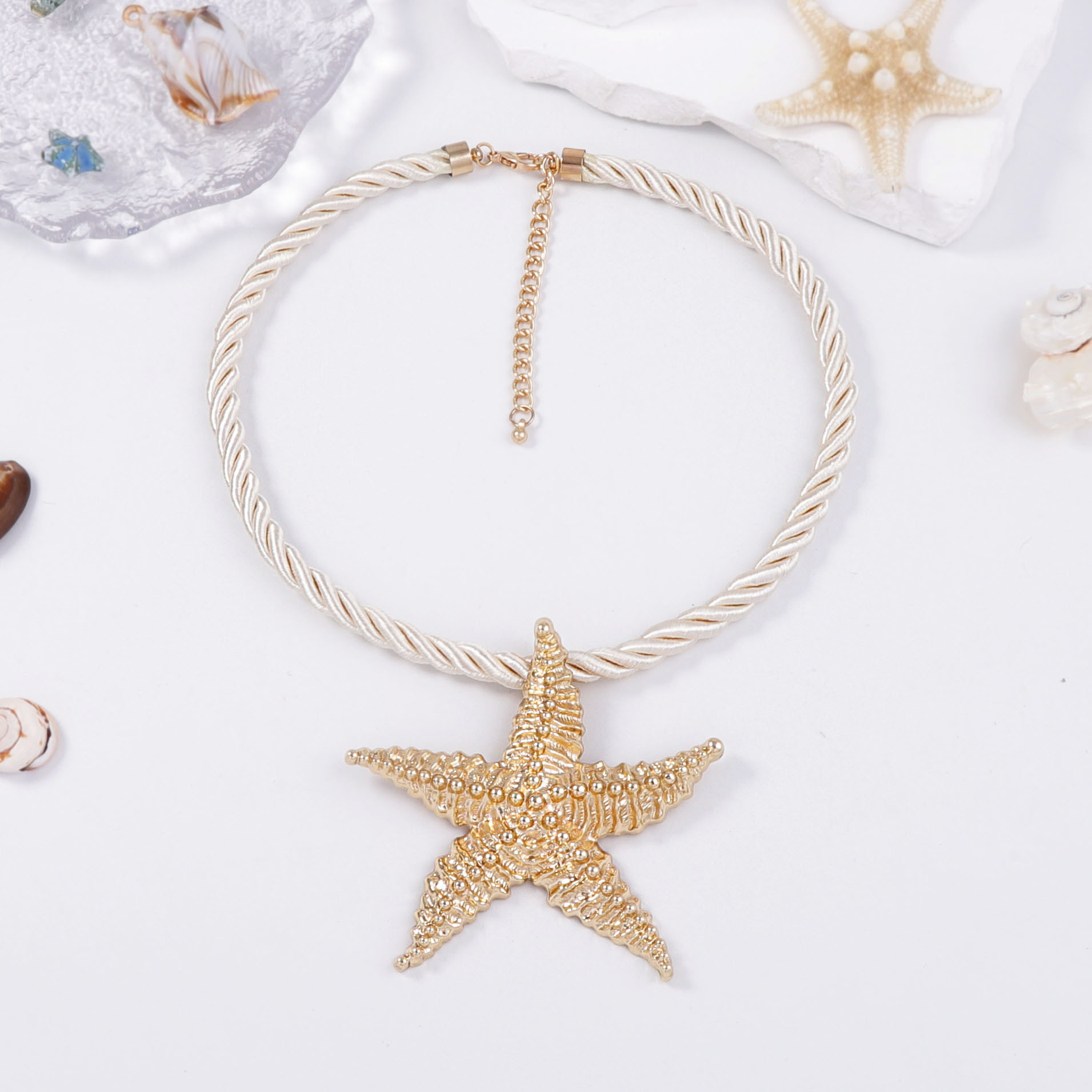 Vintage Fashion Trends 2025 - ZAA Vintage Women Jewelry 2025 Trend