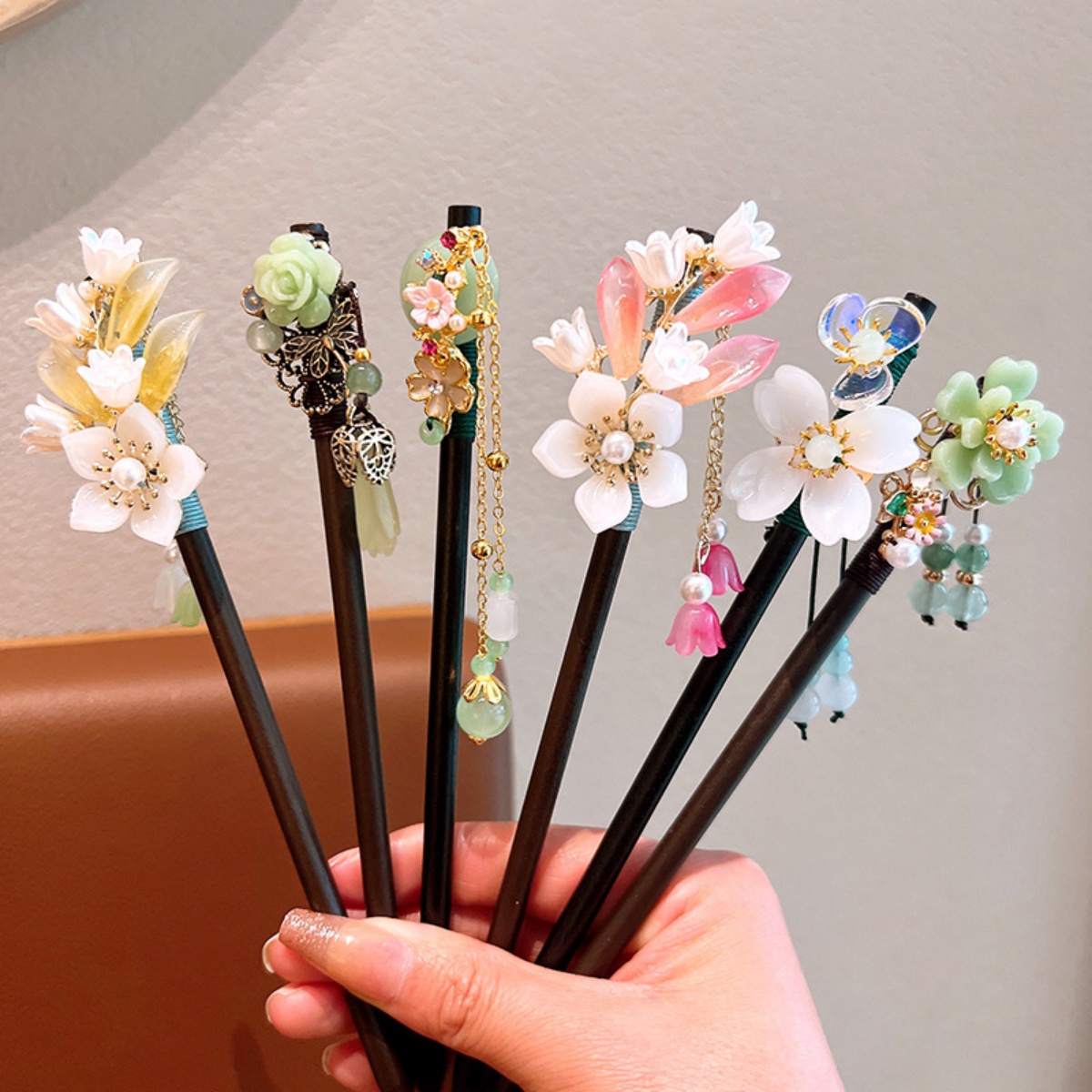 Vintage Fashion Shop - Exquisite Flower Tassel Wooden Hairpin Retro