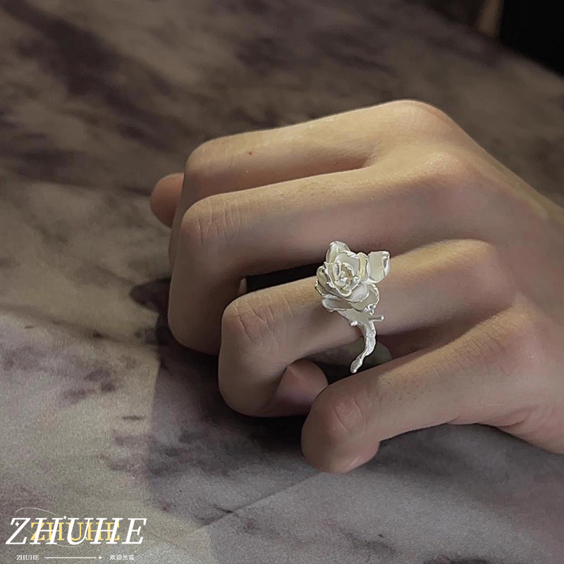 Fashion-Forward Flower Ring, J - Vintage Fashion Buyer 评论和价格