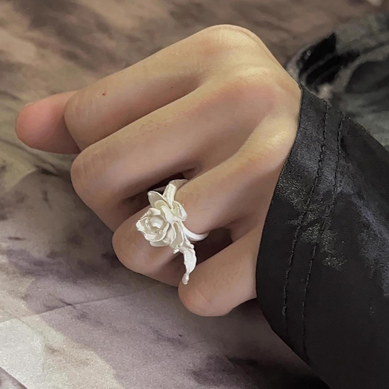 Fashion-Forward Flower Ring, J - Vintage Fashion Buyer 评论和价格