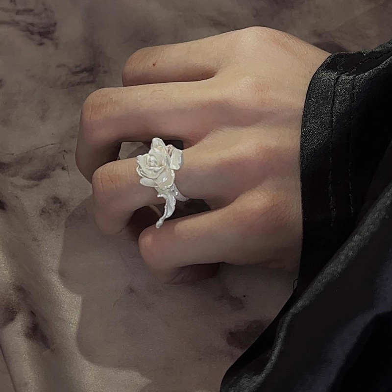 Fashion-Forward Flower Ring, J - Vintage Fashion Buyer 评论和价格